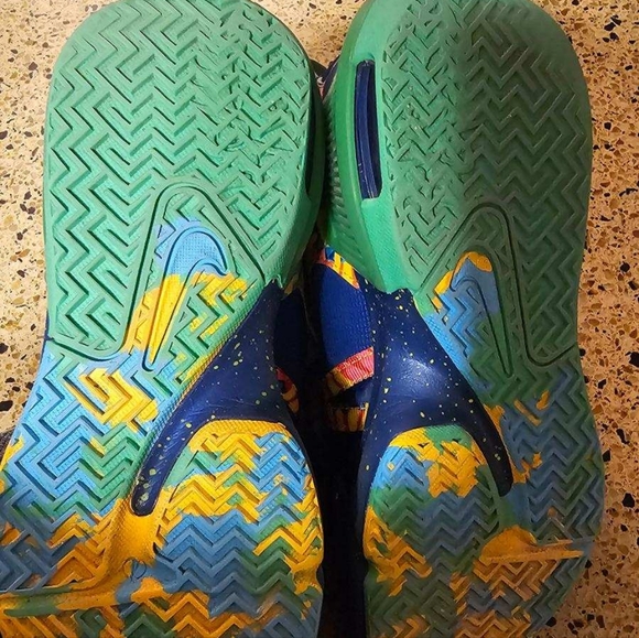 Nike Youth LeBron basketball sneaker - Picture 4 of 4